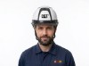 کلاه ایمنی سفید کاترپیلار بر روی سر کاربر با لباس کار